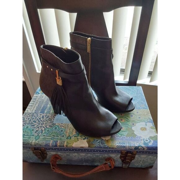Michael Kors Black/Brown Leather Tassel Accent Ankle Booties Sz 9M - Picture 1 of 8